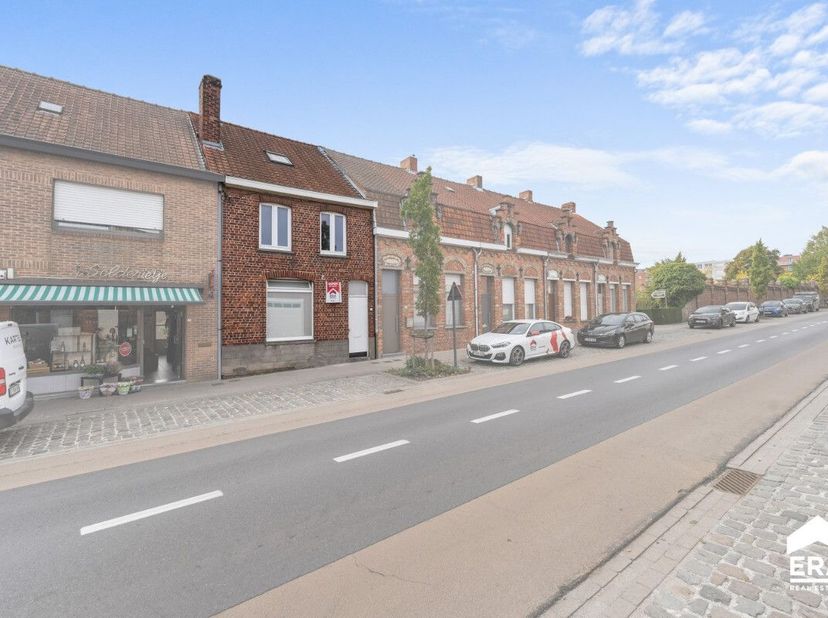Gezellige woning met stadstuin en optioneel 2 garages bij te kopen op wandelafstand van de Grote Markt in IeperOp een toplocatie in het hart van Ieper