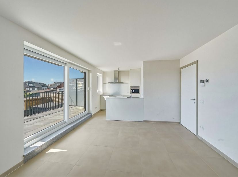 Ontdek dit stijlvolle nieuwbouwappartement in het hart van Westkerke. Dit appartement, opgeleverd in 2026, beschikt over een leefruimte met open keuke