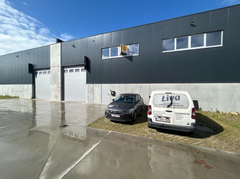 Ontdek deze recente KMO-unit van 324 m² met een 72 m² mezzanine, ideaal gelegen in Mariakerke, naast BPOST en BOELS, langs de Industrieweg en vlot ber