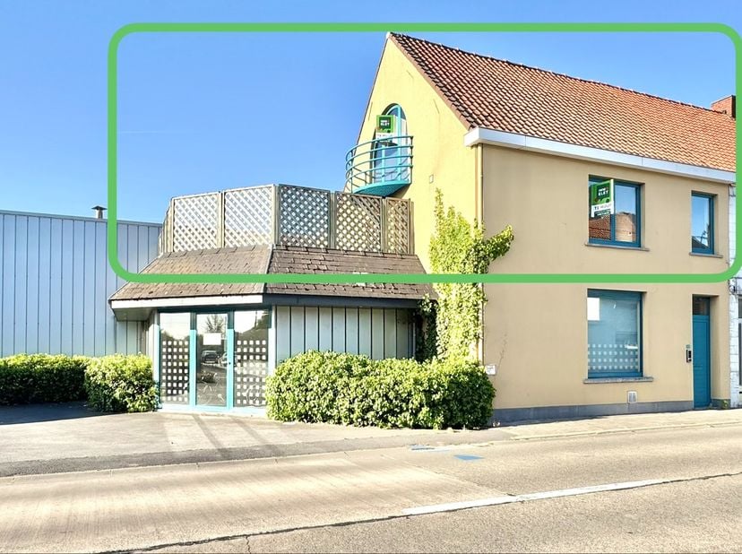 Ruim duplex appartement op locatie met goede verbindingen en alles wat men nodig heeft aan winkels en overige; Indeling: Gelijkvloers: aparte inkom me