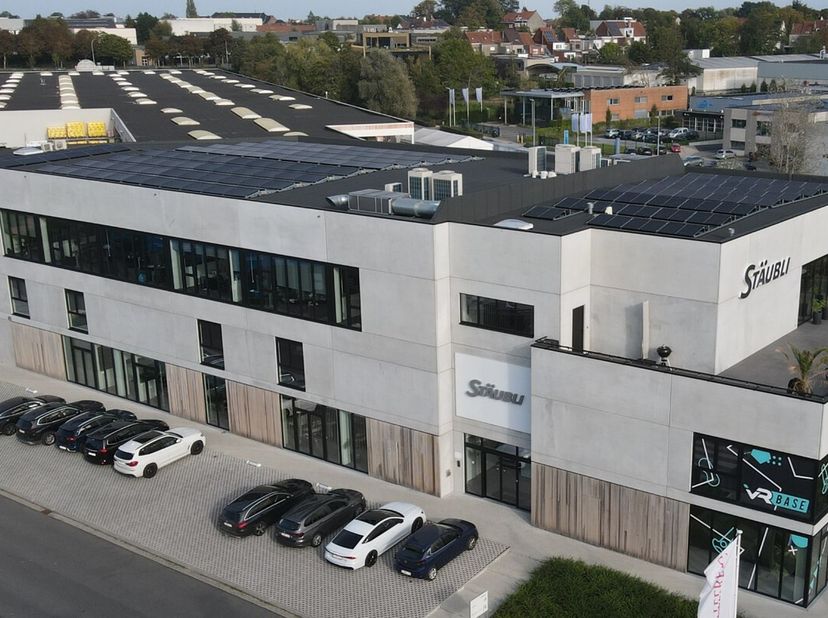 Ontdek dit hedendaags kantoor gelegen in de bruisende Pottelberg-zone. Dit kantoor bestaat uit twee afzonderlijke verdiepingen die zowel samen als apa