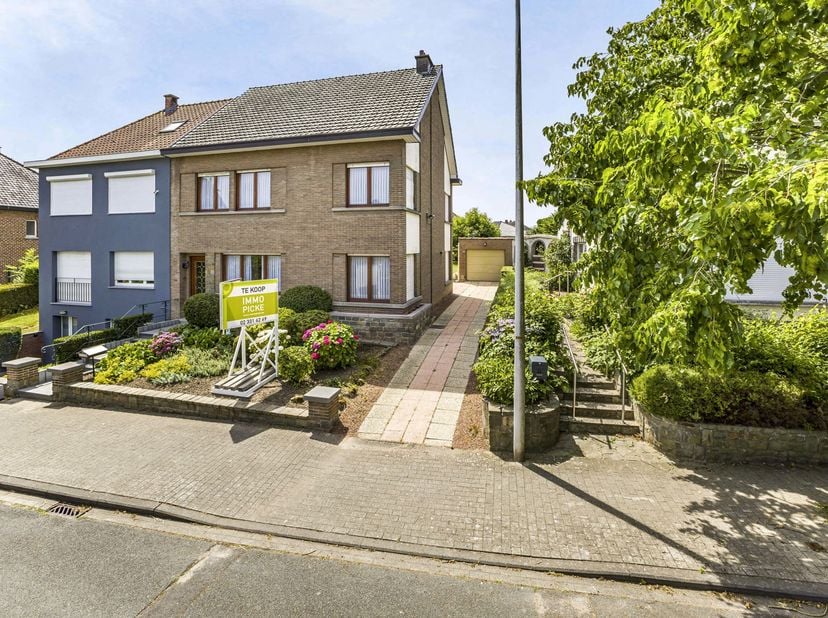 Immo Pické biedt U deze gunstig gelegen en zeer goed onderhouden woning aan gelegen in de onmiddellijke omgeving van winkels, scholen, openbaar vervoe