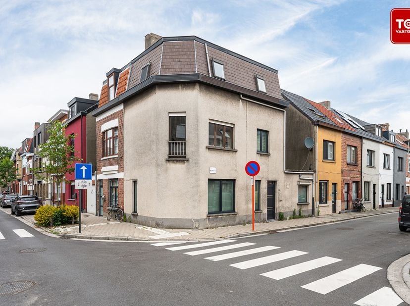 Deze charmante hoekwoning bevindt zich in de gezellige Nieuwewijkstraat, op enkele minuten wandelafstand van het trein station Gent - Dampoort. Strate