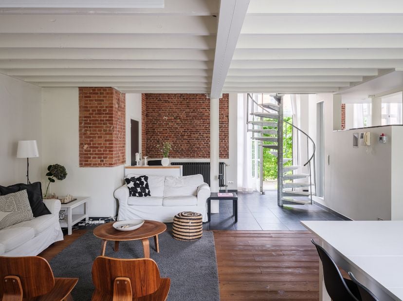 Ruime loft met industrieel karakter en twee terrassen, gelegen op de tweede bouwlijn aan de Lousbergskaai.<br />
<br />
Verscholen op de tweede bouwli