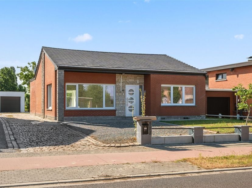 Deze halfopen bebouwing met kruipkelder staat op een groot stuk grond van meer dan 8 are. In de Zepstraat geniet u van een zicht op weilanden met paar
