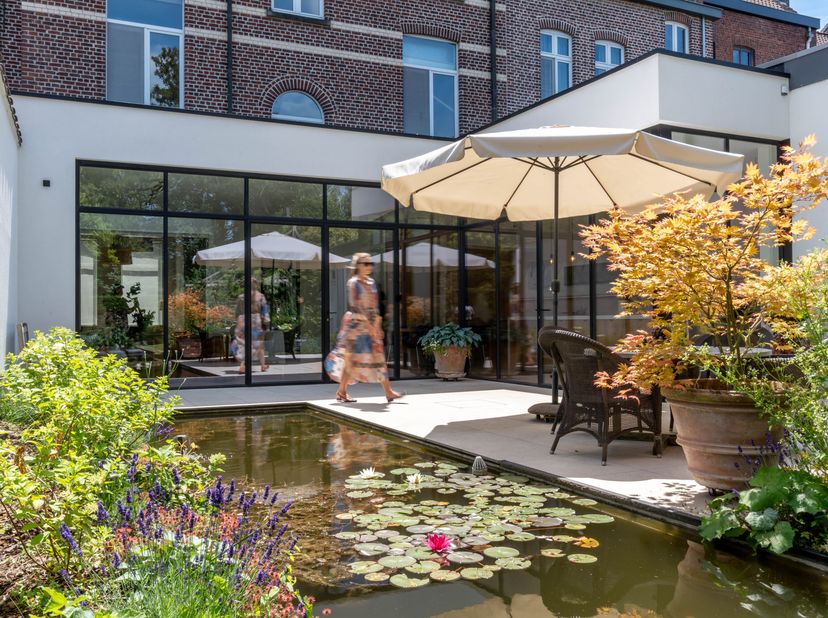 In het centrum van Ronse bevindt zich deze uitzonderlijke herenwoning, waar authentieke charme en hedendaags wooncomfort naadloos samenkomen. Deze kar