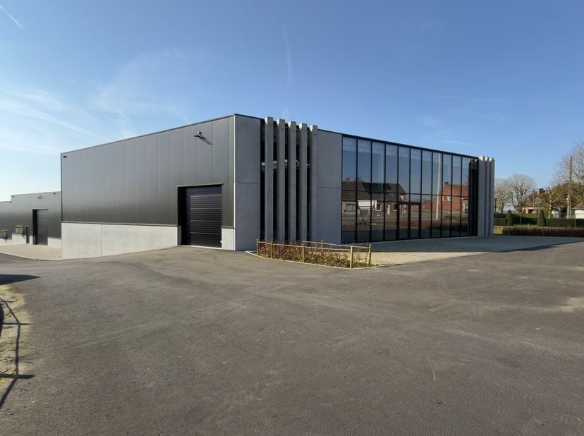 Deze commerciële showroom van 419,5 m² maakt deel uit van het hoogwaardige bedrijvenpark MG PARK ARSELA in Tielt. Dankzij de uitstekende zichtbaarheid