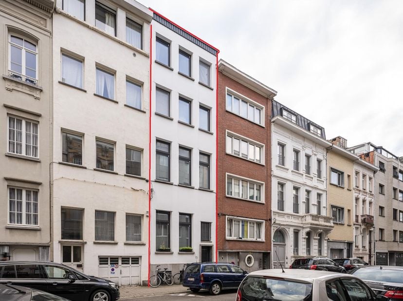 Aantrekkelijk en recent gerenoveerd opbrengsteigendom bestaande uit een duplex appartement met tuin en 2 appartementen op de verdiepingen. Het gebouw