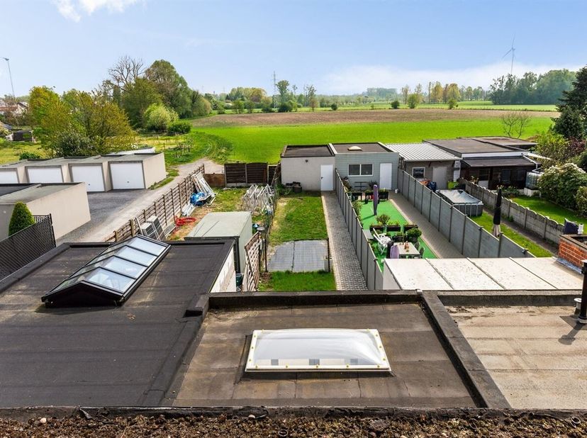 Instapklare woning met garage in het centrum van Ruisbroek<br />
Deze gesloten bebouwing is centraal gelegen in Ruisbroek, met alle voorzieningen binn