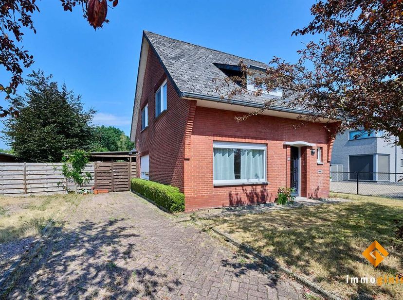 Deze charmante woning is gelegen in een rustige straat, op een ruim en groen perceel van 17 are. <br />
Indeling gelijkvloers: inkomhal, keuken, woonk