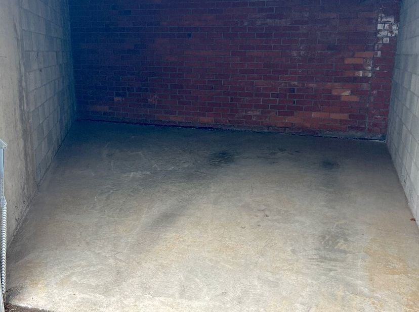 Deze afgesloten garagebox (nr.16) in centrum Koekelare is gelegen vlak naast De Kroon.<br />
Garage dient enkel gebruikt te worden als parkeerplaats v