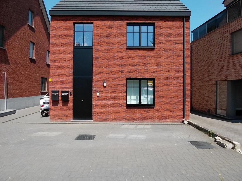 Mooi instapklaar appartement op de benedenverdieping met totale renovatie in 2022.<br />
Grote open leefruimte. .<br />
2 slaapkamers<br />
Ingerichte