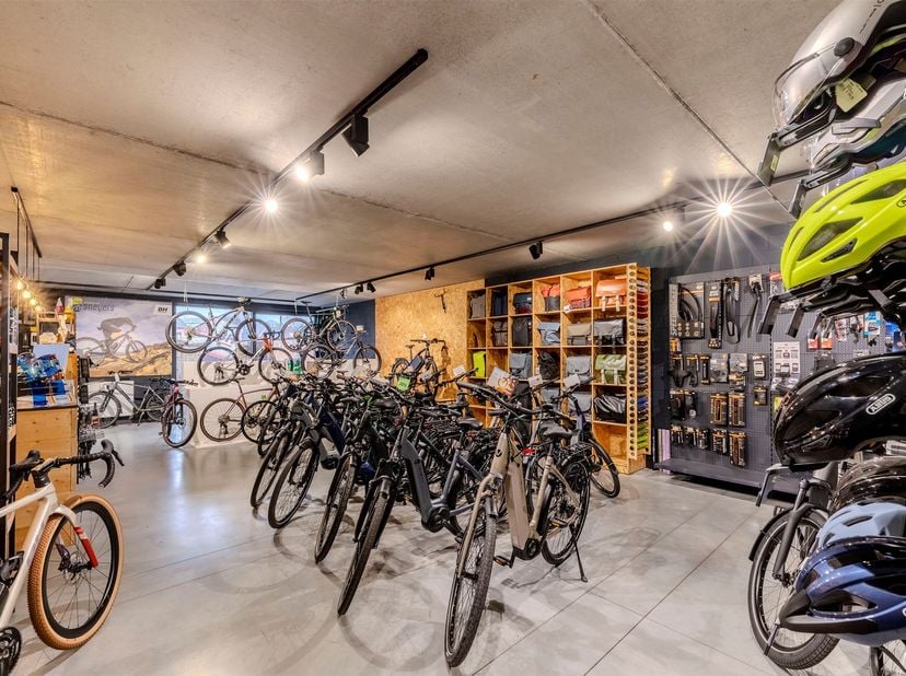 Recente Handelsgelijkvloers (163 m²) met veel mogelijkheden in centrum Tielen<br />
<br />
Het pand wordt verkocht omwille van verhuis. De fietsenwi