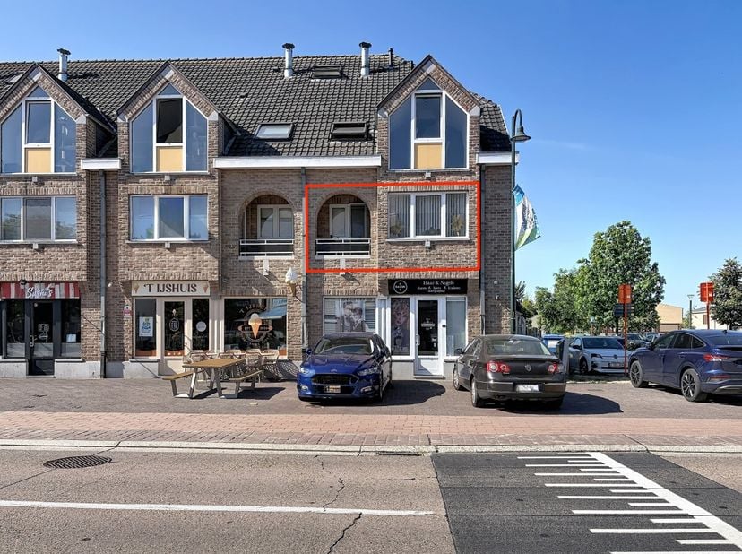 Welkom in op de Kaulillerweg te Bocholt.Het appartement ligt op de eerste verdieping, er is een lift aanwezig.De inkomhal die zeer centraal gelegen is