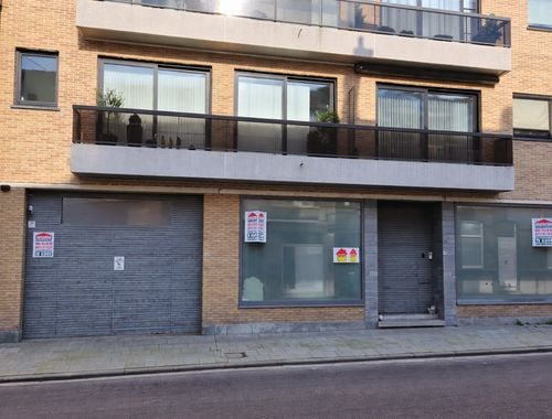                                         Magazijn met woonst te koop in Izegem, € 274.900

