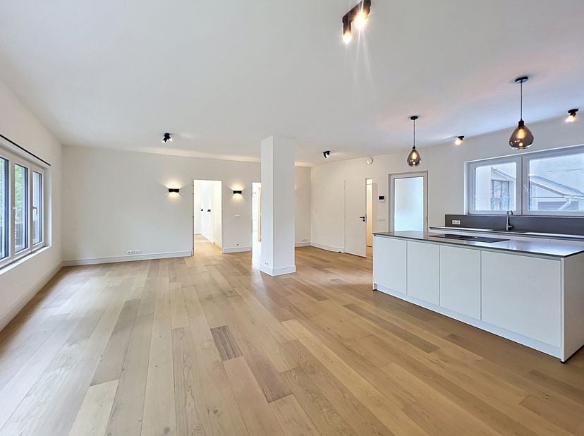We Invest Ixelles biedt u dit appartement met 2 slaapkamers en twee badkamers aan.<br />
Ideaal gelegen op een steenworp afstand van het Dudenpark, in