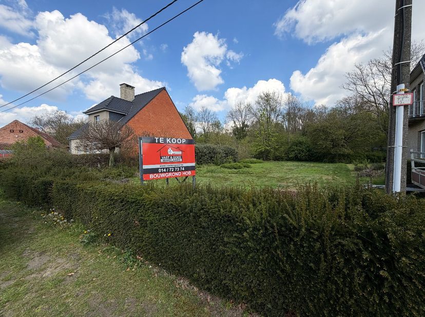 Ter hoogte van de Stadsestraat gelegen nabij het centrum van Olen vinden we dit ruime perceel bouwgrond terug. Dankzij deze gunstige ligging zijn zowe