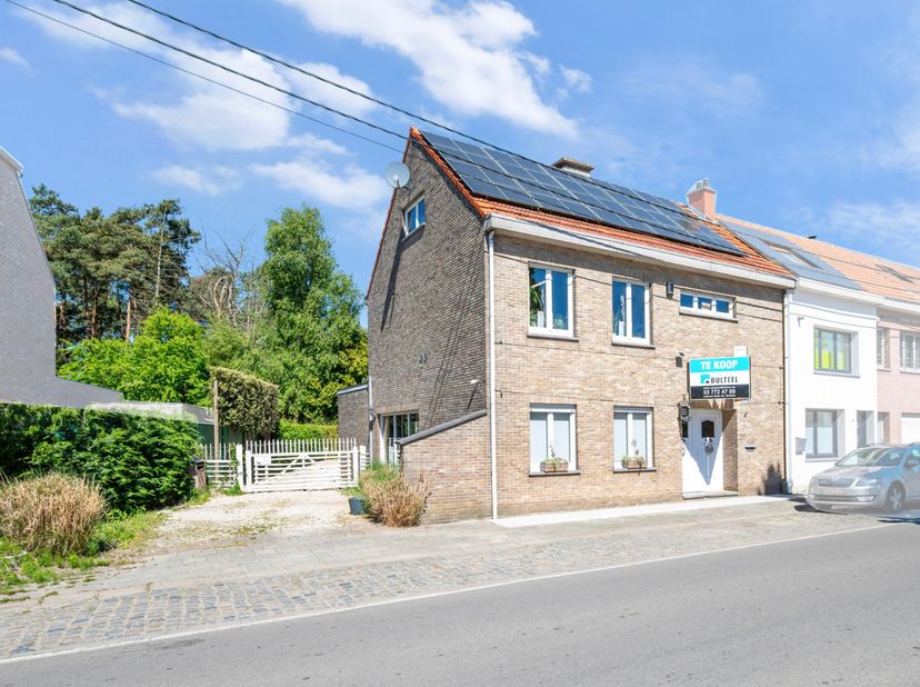 Bent u op zoek naar een grote, instapklare en zeer energiezuinige woning met magazijn en atelier, dan is deze eigendom beslist iets voor u. Deze goed