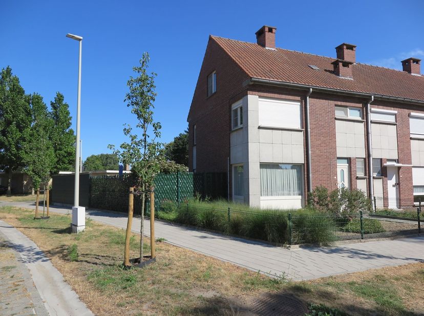 nu te koop bij Sem Vastgoed: Goed onderhouden en supergelegen huis met tuin en 4 slaapkamers.<br />
Deze woning heeft elektrische rolluiken, een conf