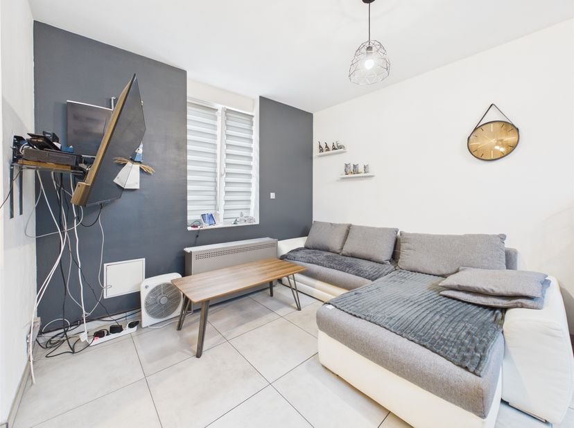 !! IDÉAL PREMIER ACHAT OU INVESTISSEMENT !! Située dans le village prisé de Dottignies, cette charmante maison mitoyenne offre un agencement fonctionn