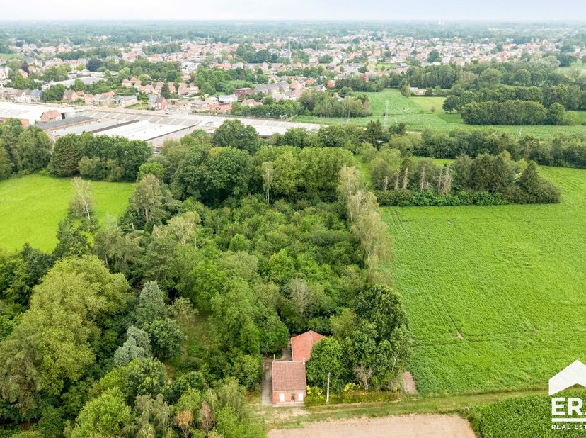 Prachtig perceel hartje Geel op 6.506,96 m² Dit prachtig perceel bevindt zich in hartje Geel, toch genietend van alle rust en comfort. Het geheel is g