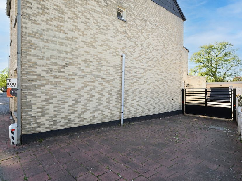 Charmante woning met grote tuin in As – veel potentieel!<br />
<br />
Welkom in deze karaktervolle woning gelegen aan de Steenweg 4 in As. Gebouwd in