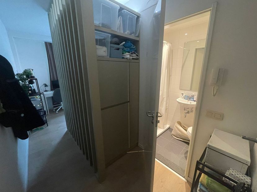 RÉSERVÉ AUX ÉTUDIANTS - STUDENTS ONLY (POUR UNE VISITE, APPELEZ LE +32 384 14 14)<br />
<br />
Situation : Cette chambre d'étudiant est située sur l