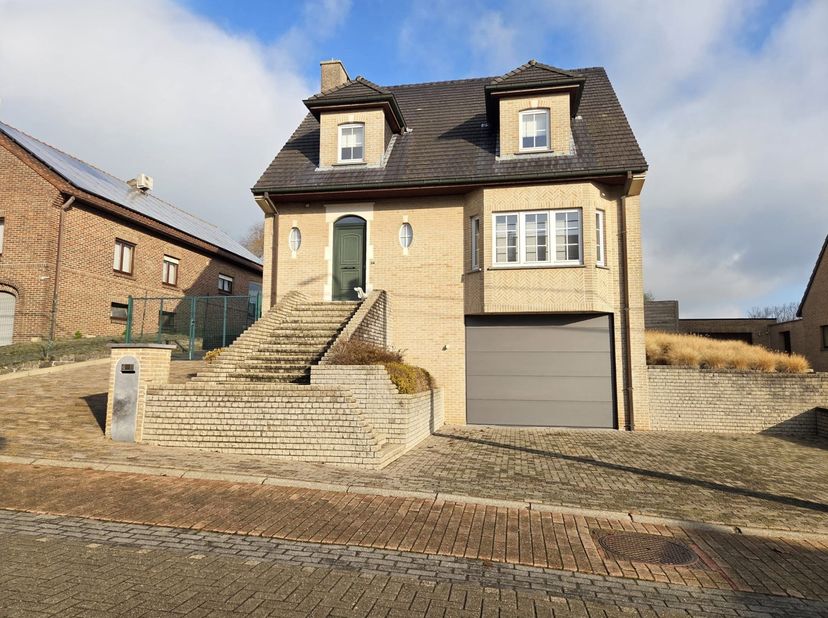 Bent u op zoek naar een ruime, energiezuinige woning met topkwaliteit afwerking? Deze prachtige woning van 255 m² in Nederhasselt (Ninove) biedt alles