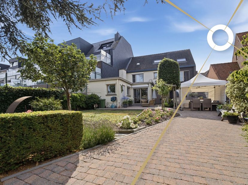 Bent u op zoek naar een woning waar u wonen en werken perfect kunt combineren? Of droomt u van een extra ruime gezinswoning? Dan biedt deze eigendom o