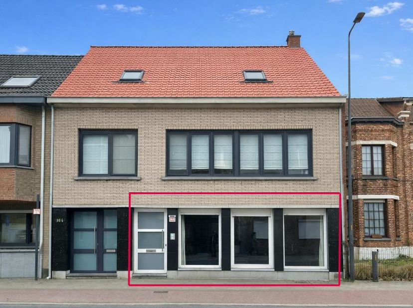 Spacieux appartement de 4 chambres au rez-de-chaussée (225 m²) à vendre sur la Heirbaan à Burcht, comprenant un garage double. <br />
<br />
L'EPC est