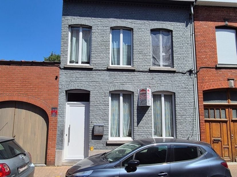 Bent u op zoek naar een ruime, verzorgde woning met een uitstekende ligging? Dan zal deze charmante gezinswoning in Wervik u zeker weten te bekoren. M