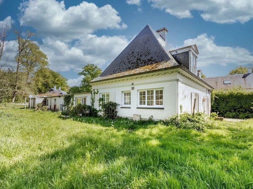 Rosières, au coeur d'un domaine privé de 7 hectares, niché en pleine campagne mais proche de toutes les facilités (écoles, commerces, gare, autoroute)