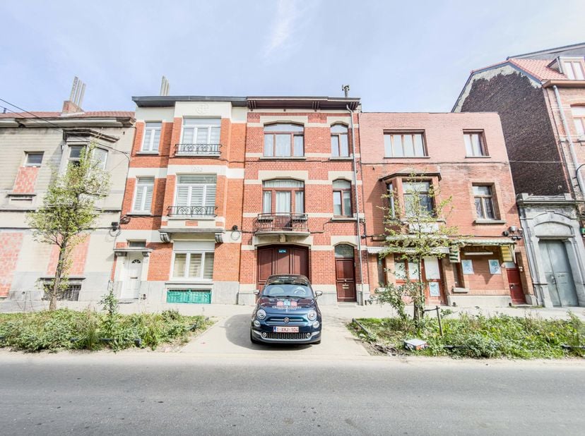 Trianon Invest biedt u deze eengezinswoning van 250 m² aan, die is ingericht als huurwoningen.<br />
Op de begane grond bevindt zich een appartement m