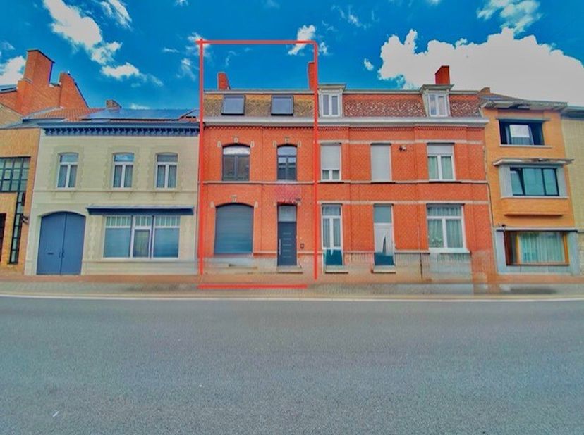 Ruime herenwoning met 5 slaapkamers.IndelingBij binnenkomst in de woning kom je uit op een ruime en hoge hal. Deze heeft toegang tot de living, kelder