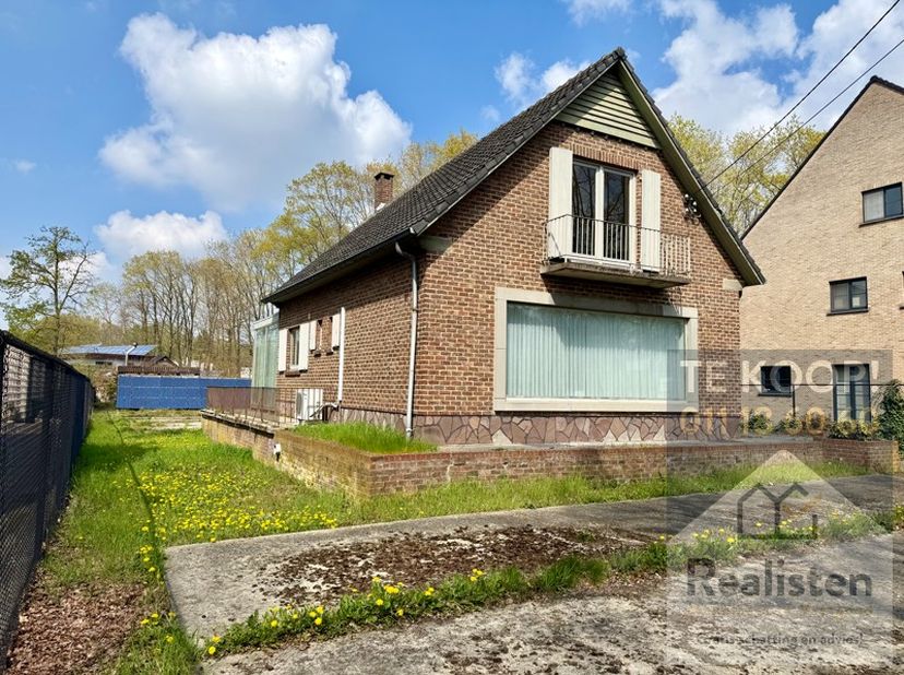 Aan de Genkersteenweg ligt dit goed bereikbare kantoorpand met parking.<br />
<br />
Volledig onderkelderd gebouw met garage en kelders, carport en pa