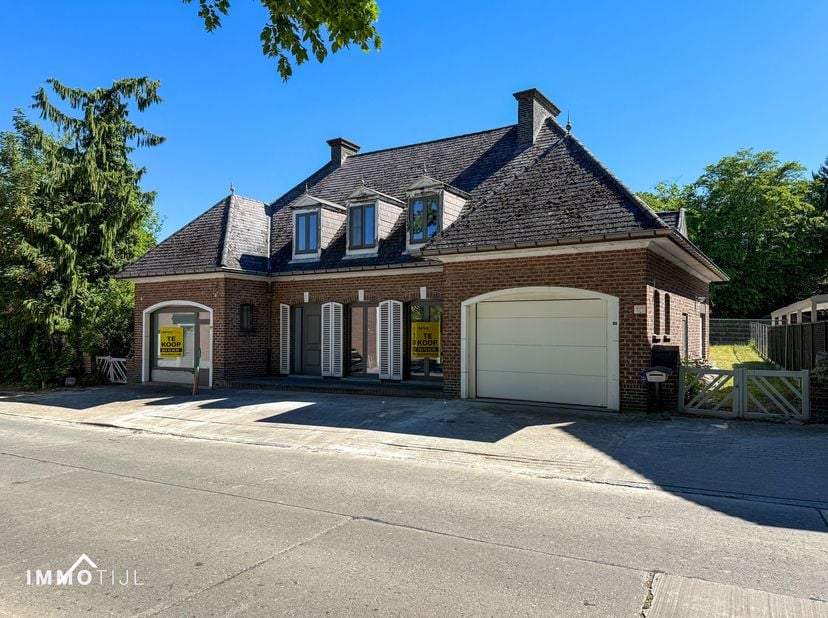 Deze ruime villa biedt heel wat mogelijkheden en kan verder afgewerkt worden naar eigen smaak. De keuken, badkamer, binnendeuren en enkele kleinere af