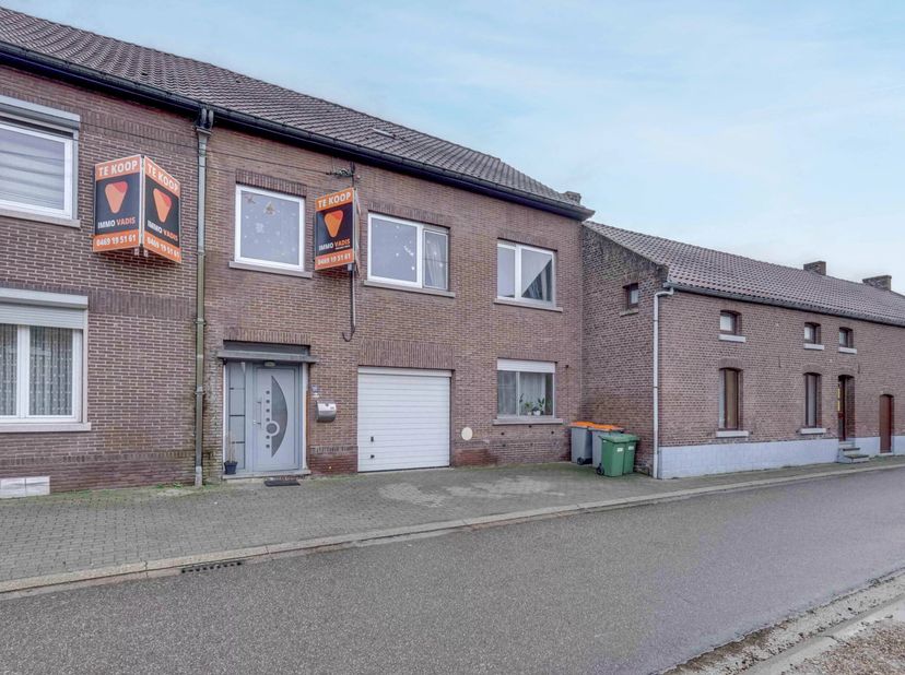 Deze gezinswoning met 4 slaapkamers en inpandige garage, ligt in de Groenkloosterstraat 23 in Bilzen-Hoeselt.<br />
Het geheel is stevig gebouwd en vr