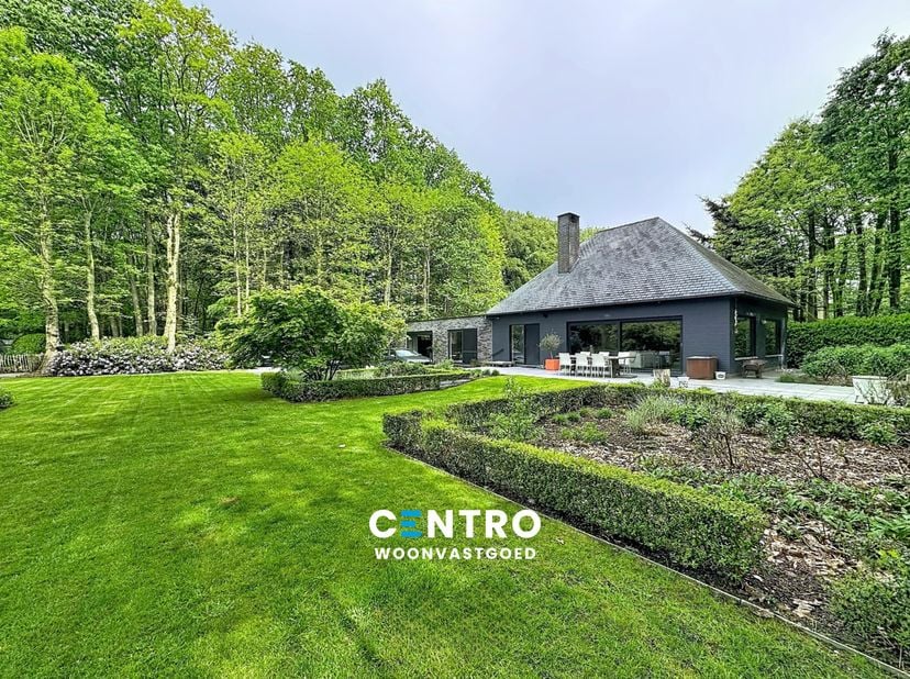 Gelegen in het bos van Hertsberge, biedt deze mooi woning voorzien van alle comfort, een uitzonderlijke kans voor wie op zoek is naar ruimte, rust en