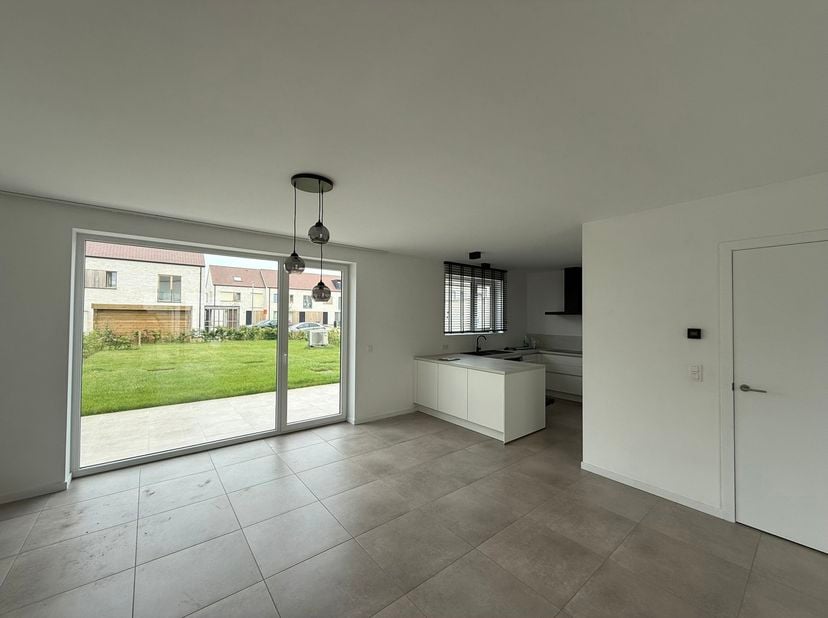 ENERGIEZUINIGE NIEUWBOUWWONING<br />
De lichtrijke, instapklare nieuwbouwwoning biedt alle comfort voor een zorgeloos woongenot en ligt in de directe