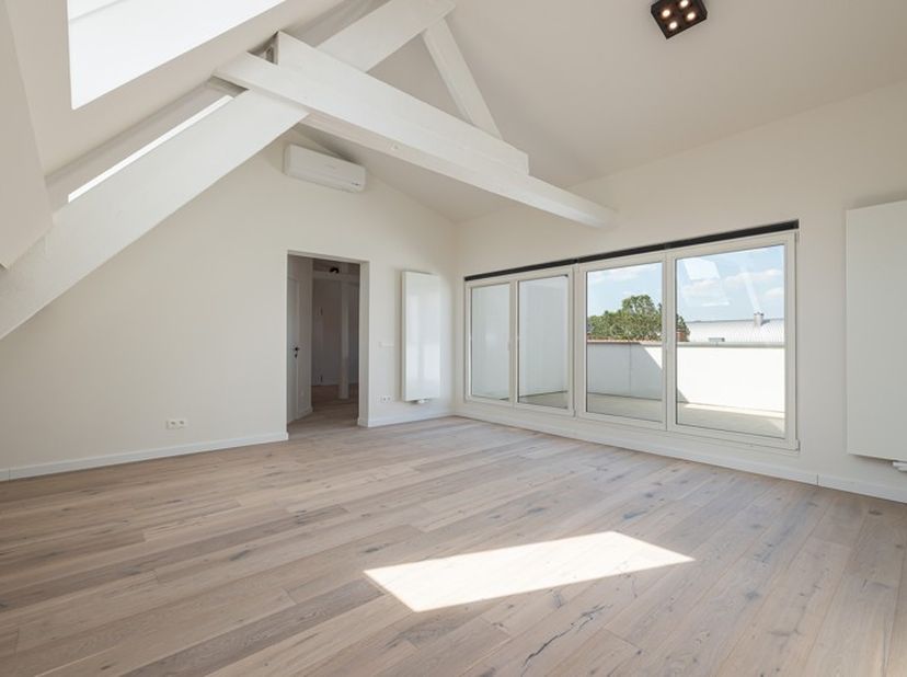 Waanzinnig duplexappartement op rustige ligging in het hartje van de binnenstad. Gelegen op wandelafstand van winkels, openbaar vervoer, Groenplaats e