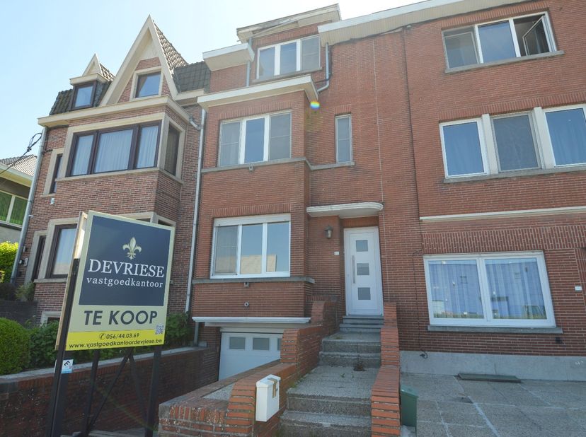 Deze woning bevindt zich op een gegeerde ligging die comfort en bereikbaarheid perfect combineert. Winkels, scholen en andere voorzieningen liggen vla