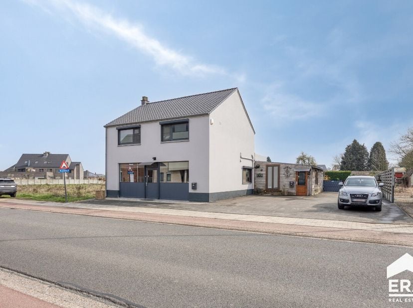 [[ DIT PAND NEEMT DEEL AAN DE ERA OPEN HUIZEN DAG OP 13/6 VAN 11:00 TOT 12:00 ]] Gerenoveerd handelshuis met 5 slaapkamers te koop in Lommel! Lommel: