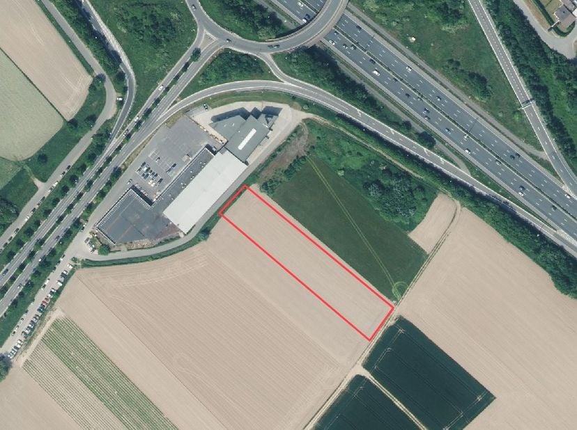 Mooi aan straat gelegen rechthoekig perceel akkerland te koop te Wetteren.<br />
Oppervlakte : 48 are 89 ca<br />
Het perceel is reeds geruime tijd ve