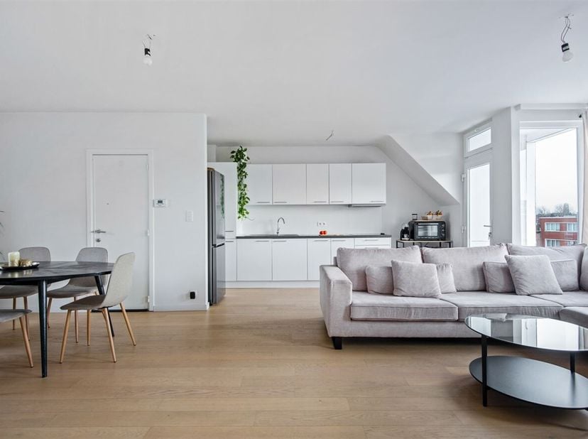 Energiezuinig drie-slaapkamerappartement te koop in Wilrijk! <br />
Ligging: Dit gerenoveerde appartement bevindt zich in een aangename en rustige wij