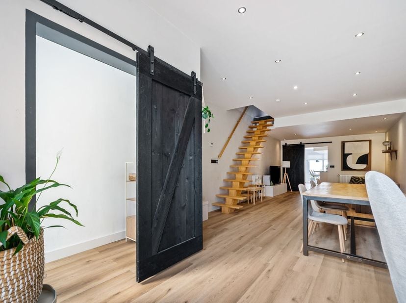 Instapklare woning met 2 slaapkamers, dressing en stadskoer in Lier <br />
<br />
Deze volledig gerenoveerde woning bevindt zich in een rustige, doo