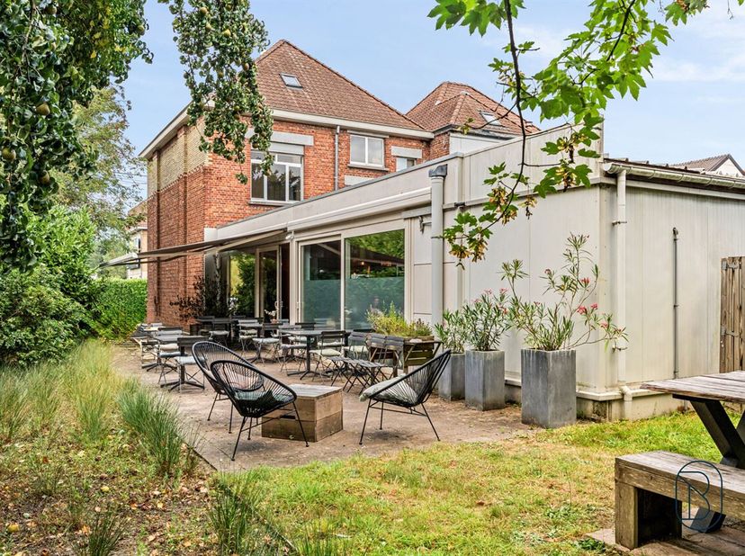 Topgelegen investeringspand bestaande uit een verhuurde horecazaak en een appartement, gelegen op een ruim perceel van +/- 1.200 m² met uitbreidingsmo