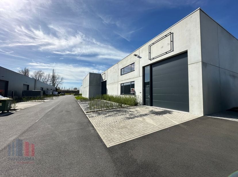 Nieuwbouw KMO-unit met een oppervlakte van 360 m²&amp;nbsp;en 2 privatieve parkeerplaatsen te koop op een terrein van 399 m² langs de Olekenbosstraat, op