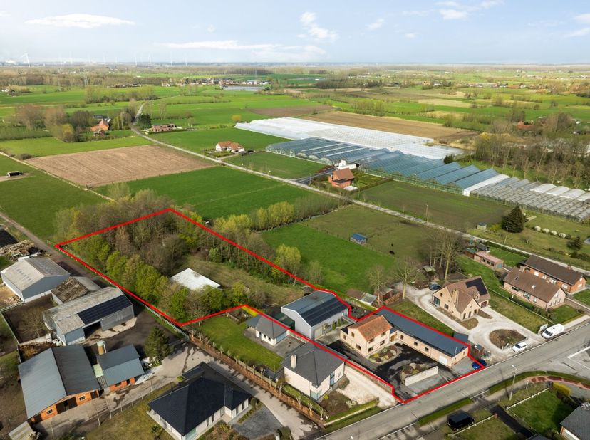 Open bebouwing met ruim werkatelier en loods op 5722 m²<br />
Dankzij de royale perceeloppervlakte van 5722 m² geniet u hier van een unieke combinati
