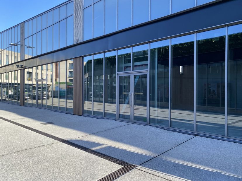 Situé au cœur commercial de Beveren, ce commerce fait partie de De Warande, un environnement commercial récemment réaménagé et particulièrement attrac