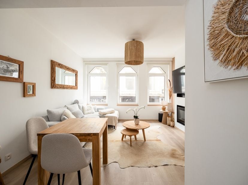 In het bruisende hart van Antwerpen, in de charmante Wiegstraat, bevindt zich dit stijlvolle appartement in een kleinschalig gebouw. De woning werd re